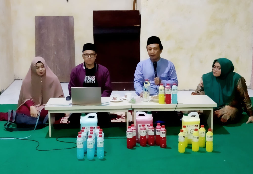 Pelatihan Pembuatan Sabun Cair Pesantren Rakyat oleh SIBS ID Chemistry dan IAI Al-Qolam Malang 1