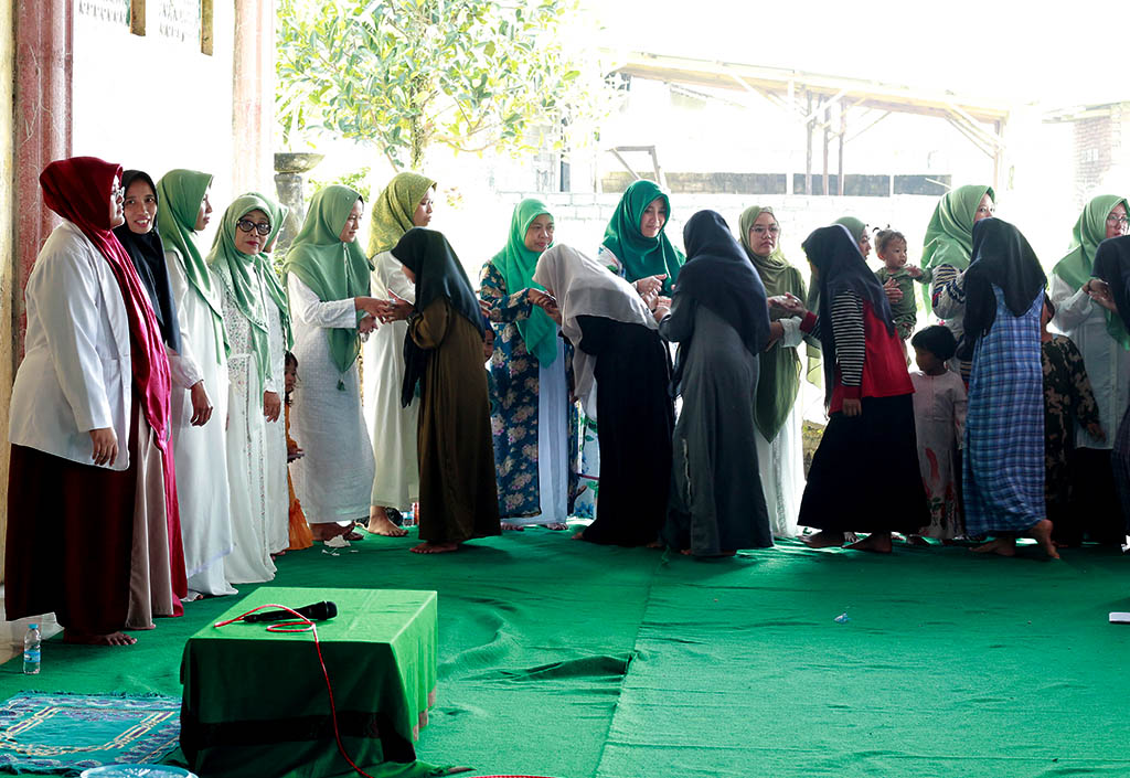 Santri Ber-musafahah dengan Dewan Guru Pesantren Rakyat Al-Amin - Halal Bihalal 1444 H