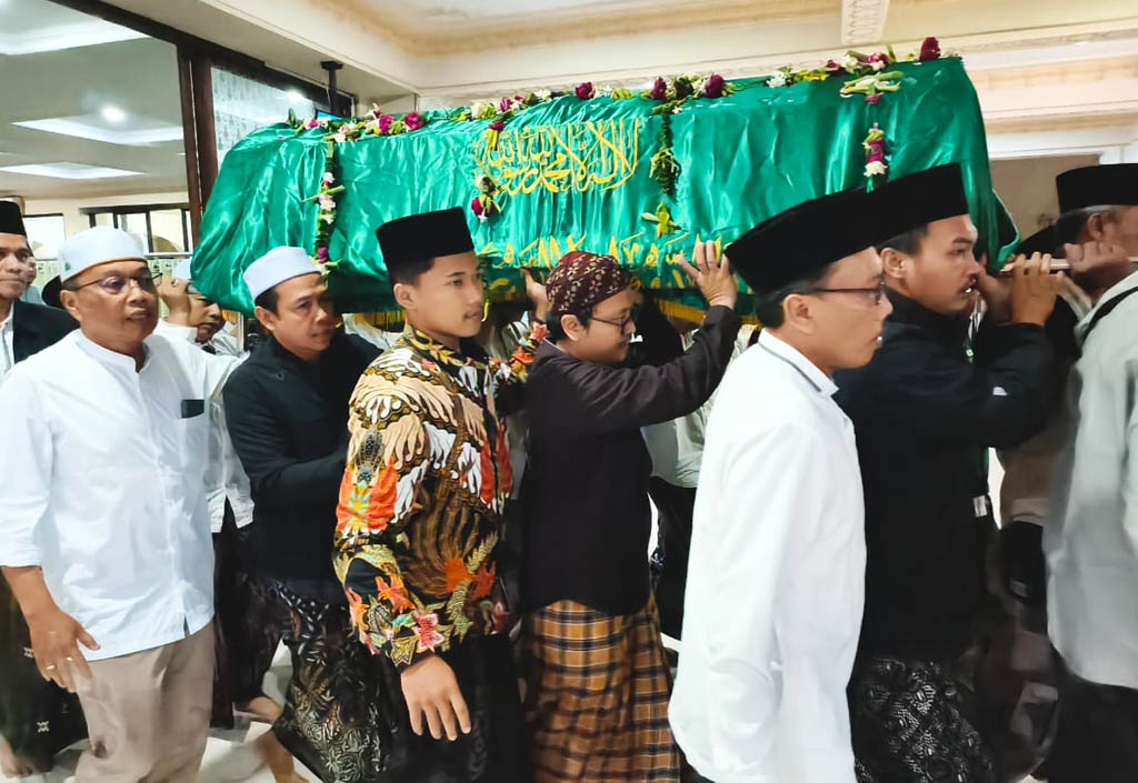 KH M Ilyas Thohari Wafat, Pengasuh Pesantren, Guru Besar dan Akademisi Hadiri Shalat Jenazah - 2