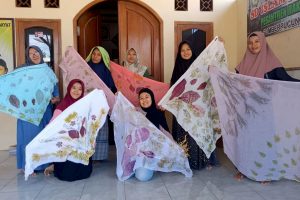 Upgrading Skill Ustadzah Pesantren Rakyat Belajar Batik Eco Print