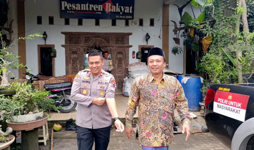 Silaturahim ke Pesantren Rakyat, Kapolsek Sumberpucung Motivasi Santri - 1