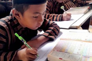 Kegiatan Pagi SDII Pesantren Rakyat, Salat Duha dan Menulis Al-Qur’an Setiap Hari