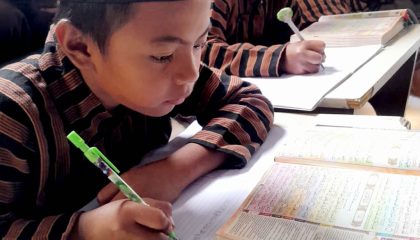 Kegiatan Pagi SDII Pesantren Rakyat, Salat Duha dan Menulis Al-Qur’an Setiap Hari