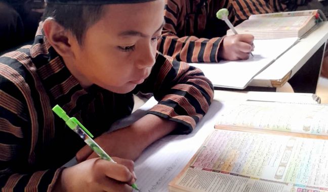 Kegiatan Pagi SDII Pesantren Rakyat, Salat Duha dan Menulis Al-Qur’an Setiap Hari