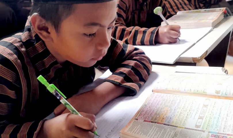 Kegiatan Pagi SDII Pesantren Rakyat, Salat Duha dan Menulis Al-Qur’an Setiap Hari