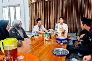 Sharing di Pesantren Rakyat, Cak Suro, Kerja Cerdas di Medsos Jadi Kunci Sukses Zaman Ini - 1