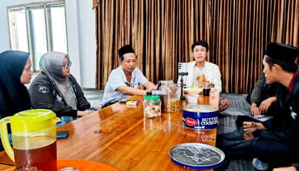 Sharing di Pesantren Rakyat, Cak Suro, Kerja Cerdas di Medsos Jadi Kunci Sukses Zaman Ini - 1