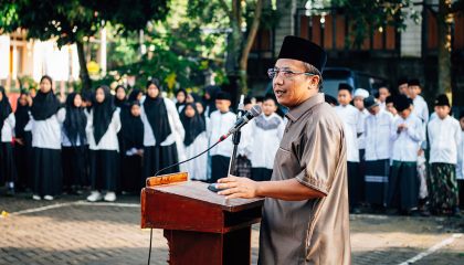 Membaca Zaman AI, KH Abdullah SAM - Santri dan Guru Tak boleh Berhenti Belajar