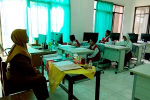 Siswa Kelas 6 SDII Pesantren Rakyat Ikuti PSAJ di Lab Komputer