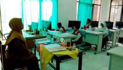 Siswa Kelas 6 SDII Pesantren Rakyat Ikuti PSAJ di Lab Komputer