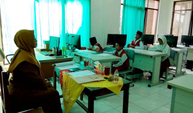 Siswa Kelas 6 SDII Pesantren Rakyat Ikuti PSAJ di Lab Komputer