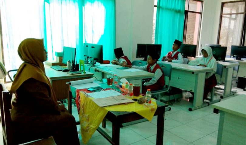 Siswa Kelas 6 SDII Pesantren Rakyat Ikuti PSAJ di Lab Komputer