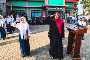 Upacara Senin, Kepala TU Pesantren Rakyat Al-Amin Beri Pesan untuk Santri Kelas Akhir - 1