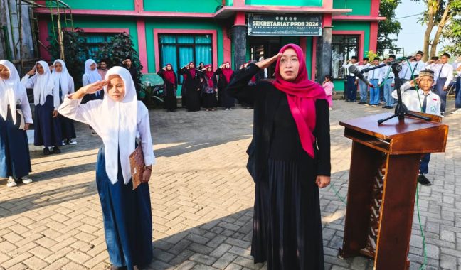 Upacara Senin, Kepala TU Pesantren Rakyat Al-Amin Beri Pesan untuk Santri Kelas Akhir - 1