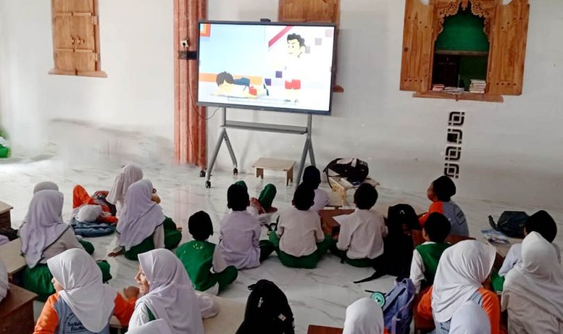 Viral di Medsos, SDII Pesantren Rakyat Cegah Siswa Ikuti Sujud Freestyle - 1